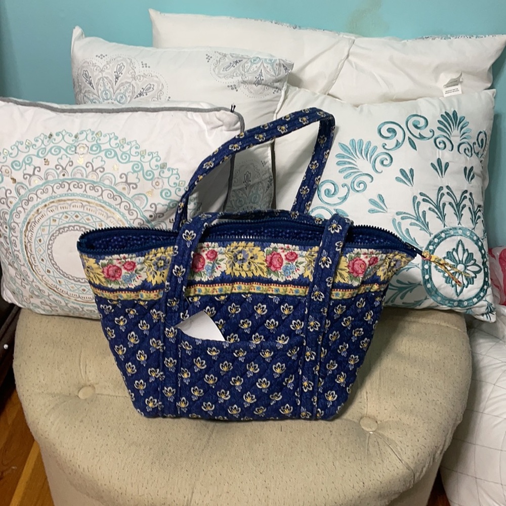 Vera Bradley Retired pattern blue flower tote great condition